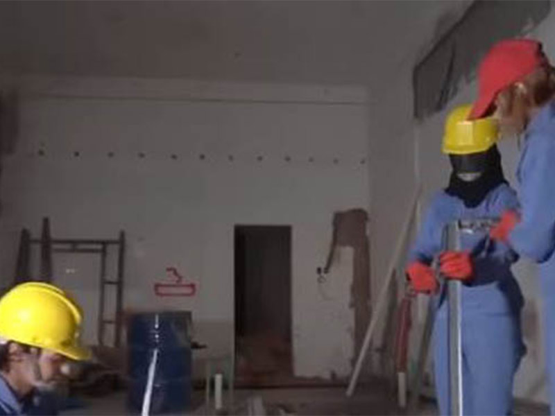 فيديو لثلاث شقيقات سعوديات يعملن في البناء والدهان